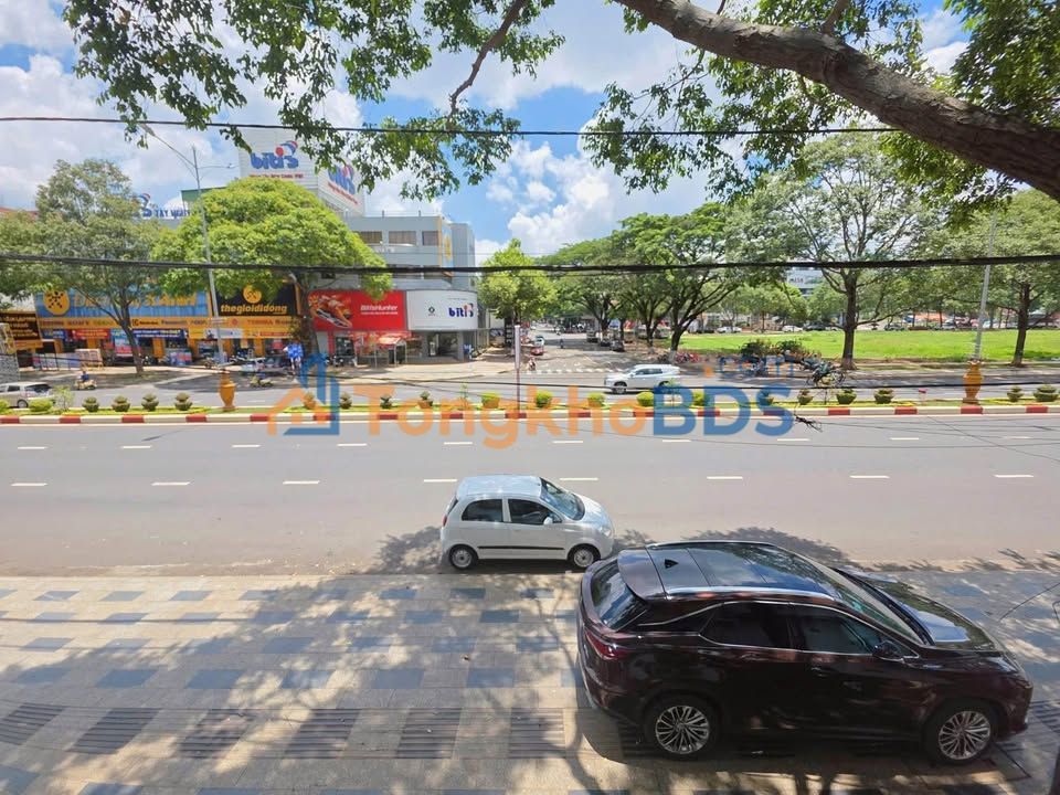 Mặt Tiền Nguyễn Tất Thành BMT - Nhà 2 Tầng + Đất Trống 180m² Kinh Doanh Đỉnh Cao