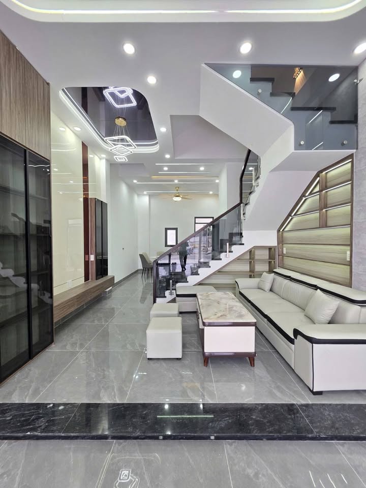 Nhà 3 Tấm Dĩ An, 63.5m², Sân Ô Tô, Full Nội Thất - Giá 5.5 Tỷ