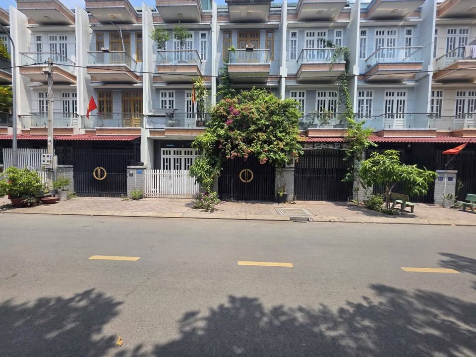 Nhà Phố Dĩ An 60m² - Mặt Tiền Kinh Doanh 4.65 Tỷ, 3 Lầu