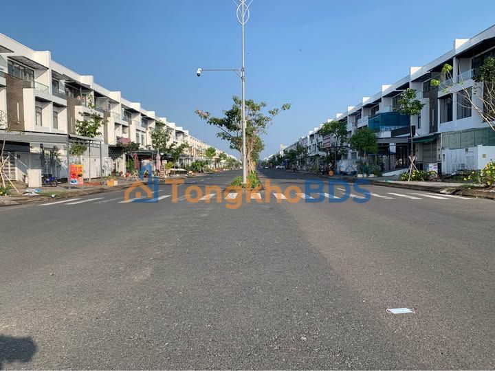 Bán gấp Townhouse 110m² mặt tiền Đường số 5, TP Rạch Giá - Hướng Tây Nam, Giá 4.2 Tỷ