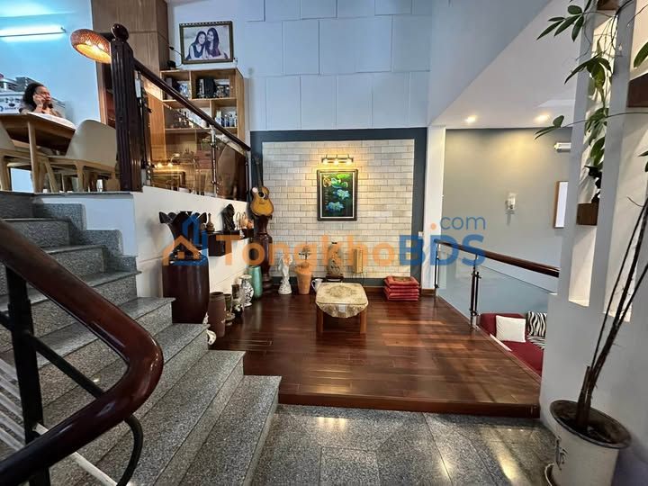 Nhà Lô Góc 3 Tầng Huỳnh Mẫn Đạt, Hải Châu - Gara Ô Tô, Ngang 5.5m, Giá 1X Tỷ