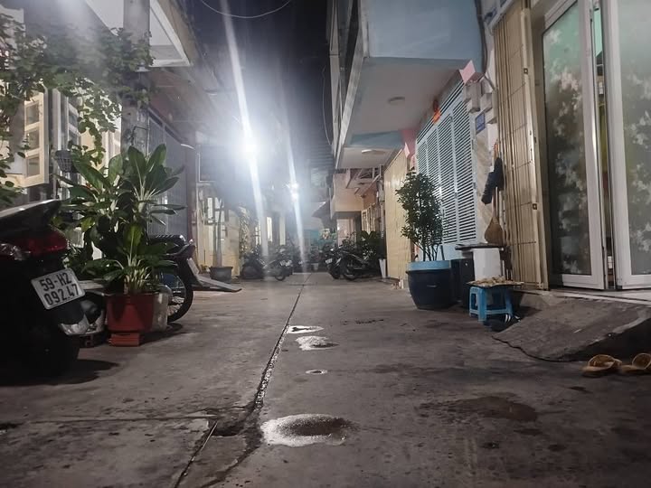 Bán Gấp Nhà Lạc Long Quân, Q11 - 67m² - 6.5 Tỷ - Sẵn Sàng Xây Mới