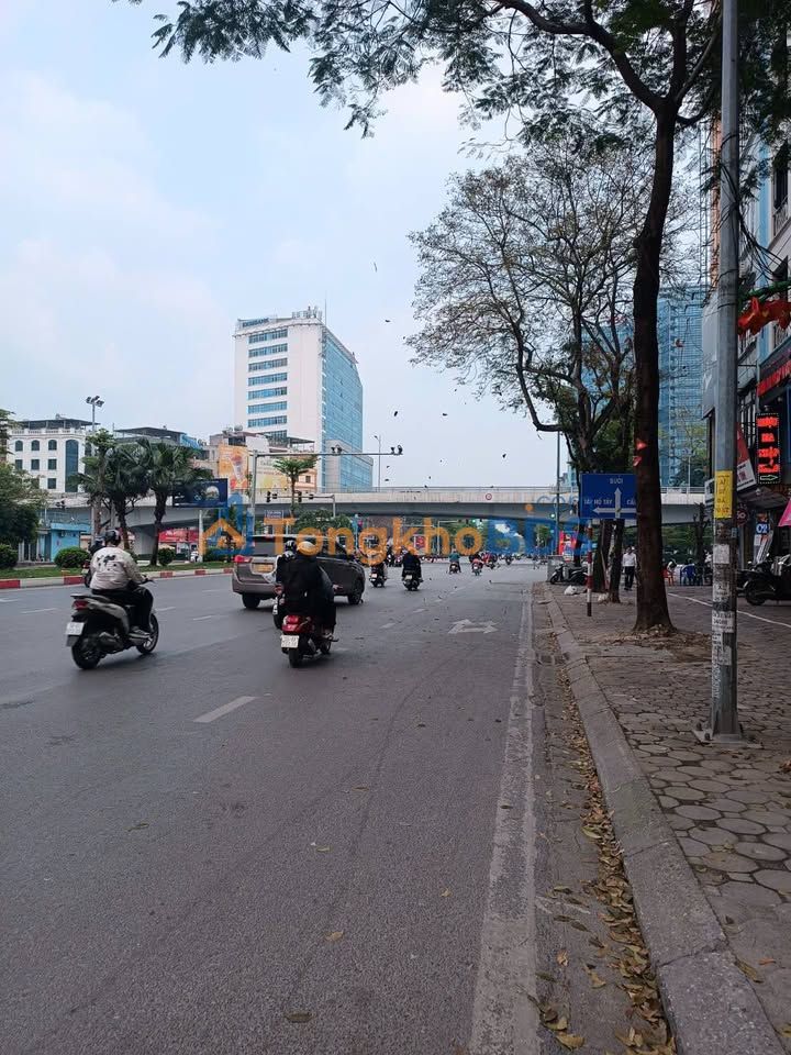 Tòa CHDV Hoàng Quốc Việt 84m² 8 Tầng - Dòng Tiền 80 Triệu/Tháng