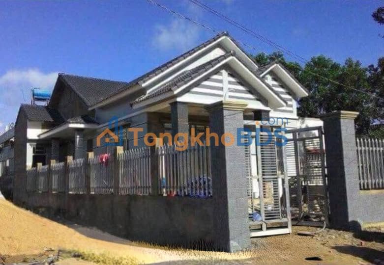 Nhà riêng Đồng Xoài 220m² giá 2.75 tỷ - Ô tô vào tận nhà