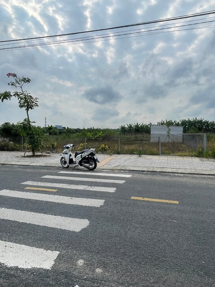 Bán Đất Nền Liền Kề Đông Phú 90m² Sổ Hồng Chính Chủ - Giá 1.3 Tỷ