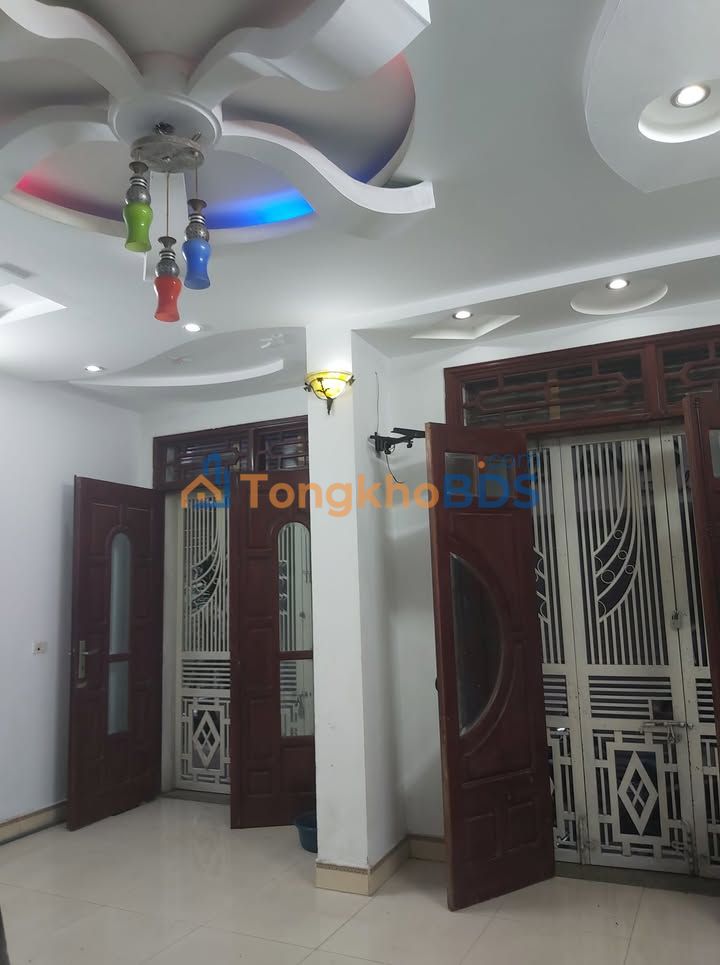 Nhà 50m² 3 Tầng, 2 Ngủ, Mặt Tiền 6m - 4m ra Mặt Đường Hồ Sen, Hải Phòng