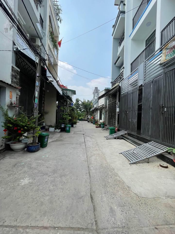 Nhà 2 Tầng Bình Tân 42m² - Hẻm 5m, Sổ Hồng Riêng