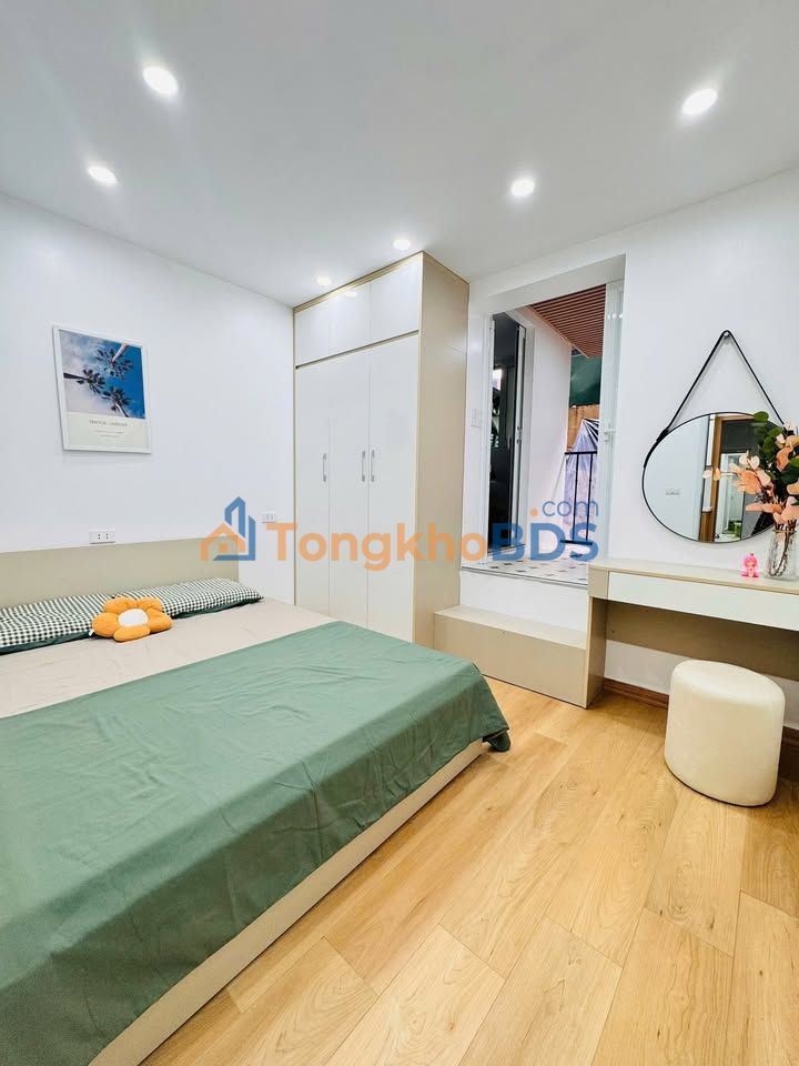 Cho Thuê Căn Hộ 60m² Tập Thể Kim Liên, Đống Đa - 2PN, Nội Thất Đủ Sẵn Sàng Ở