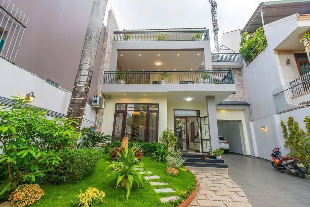 Villa Sân Vườn Thảo Điền 295m² - 3 Tầng, Thang Máy, Full Nội Thất - Giá Tốt