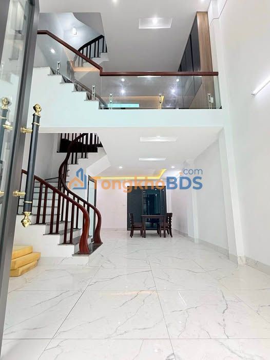 Nhà Lô Góc Hoàng Mai 225m² - 4 Ngủ, 5 Tầng - Giá 7 Tỷ