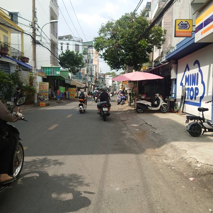 Nhà Tân Phú 43m² - Xe Hơi Tránh - Giá 4.5 Tỷ - Sẵn Sàng Vào Ở Ngay