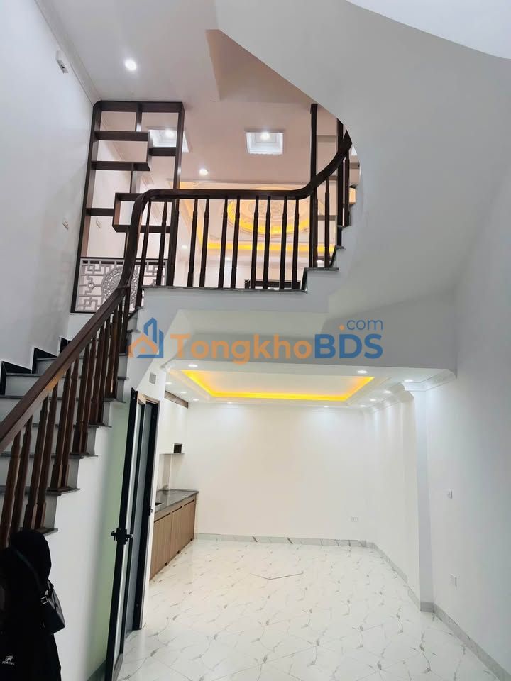 Nhà Ngũ Hiệp 40m² - 4PN, Ngõ Rộng Ô Tô Gần, Sổ Đỏ Sẵn Sàng