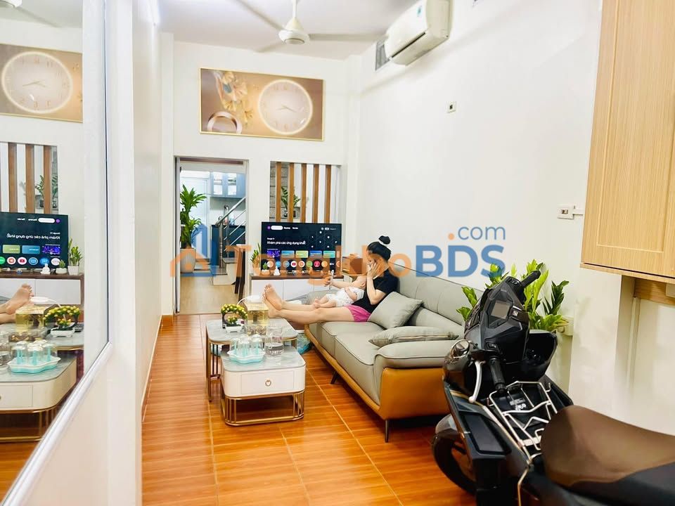 Nhà Lô Góc Nguyễn Trãi 34m² 3 Tầng, Full Nội Thất, Giá 4.X Tỷ