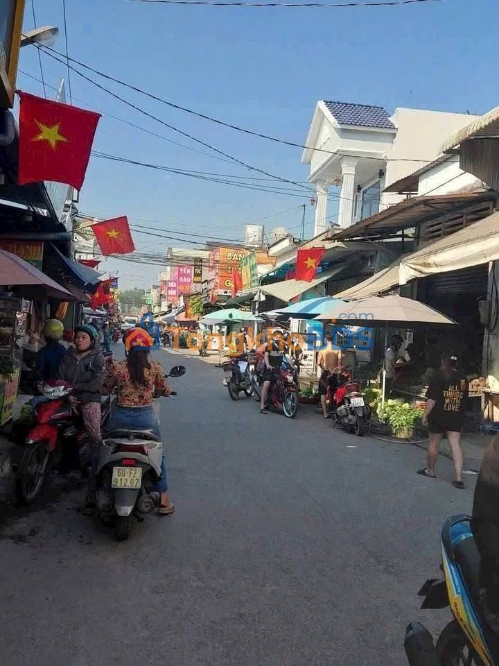 Nhà Mặt Tiền Kinh Doanh Sầm Uất KP5A Chợ Trại Bò, Biên Hòa - 100m² Sổ Hồng