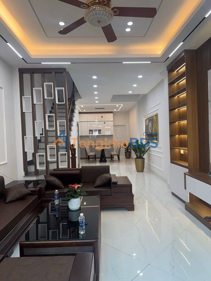 Nhà Huỳnh Cung 6 Tỷ - 190m² 5 Tầng, Ô Tô Đỗ Cổng, Sổ Đỏ Sẵn Sàng