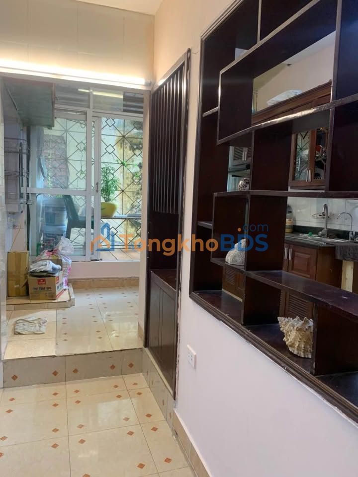 Bán gấp căn hộ 55m² tầng 2 Phố Nguyên Hồng, Đống Đa - Ô tô đỗ cửa, sổ đỏ chính chủ