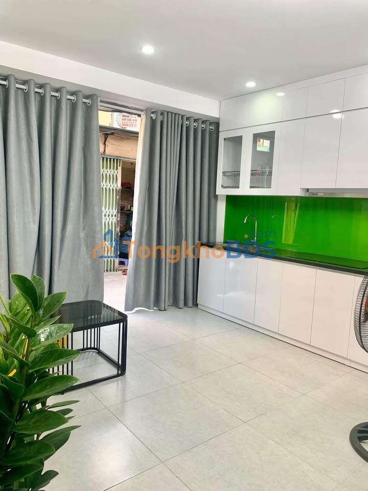 Nhà Tập Thể Tầng 1 Đống Đa 45m² - Ô Tô Đỗ Cửa, Đối Diện Đại Học Y - 1.75 Tỷ