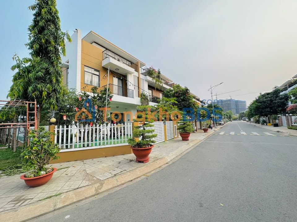 Cho thuê Townhouse Thăng Long Home, Thủ Đức - Căn góc 230m² có sân vườn, giá 22 triệu