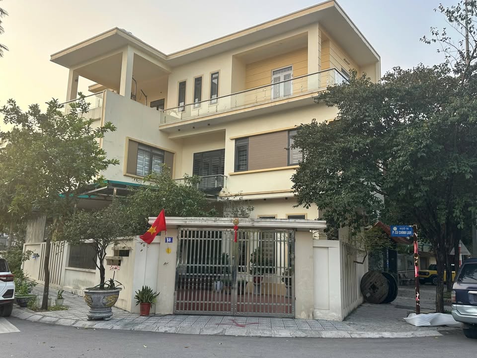 Bán Gấp Nhà 3 Mặt Tiền Phủ Lý 166m² - Hướng Nam, Full Nội Thất