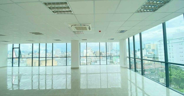 Văn phòng 70m² Nguyễn Văn Huyên, Cầu Giấy - Full Kính, View Sang, Giá 15 Triệu