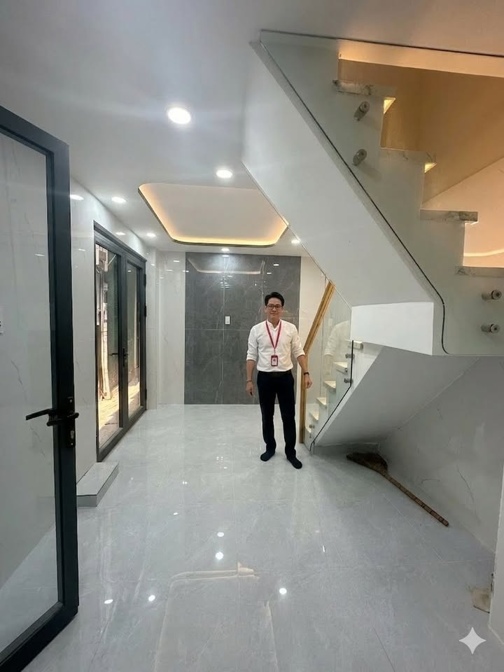 Nhà Mặt Tiền CMT8, Q3 - 18m² - Sẵn Sàng Dọn Vào Ở Ngay!