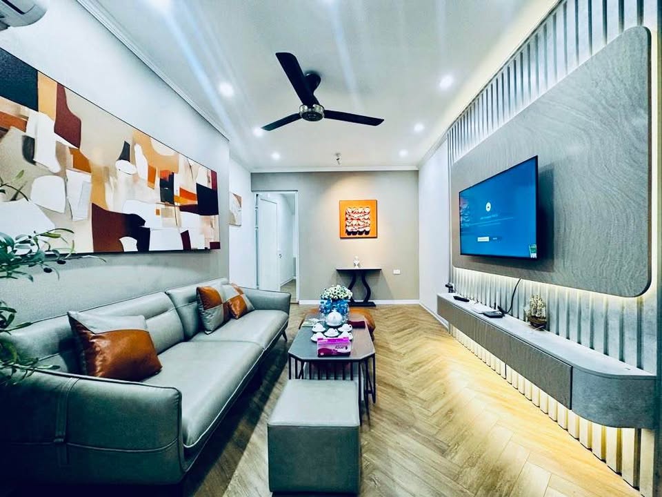 Nhà 42m² 5 Tầng Dương Quảng Hàm, Cầu Giấy - 8.x Tỷ, Sổ Đỏ Chính Chủ