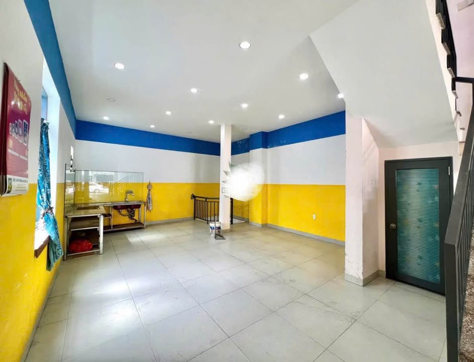 Nhà Kinh Doanh 3 Tầng Mặt Tiền Lê Hồng Phong, Nha Trang - 120m² Giá 20 Triệu