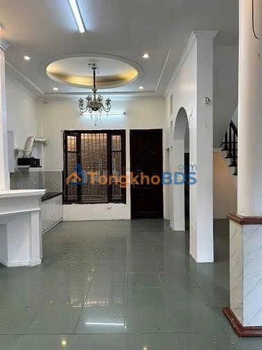 Nhà 4.5 tầng Nghi Tàm, Tây Hồ - 60m² x 4.5 tầng, ô tô đỗ cửa, 17 triệu