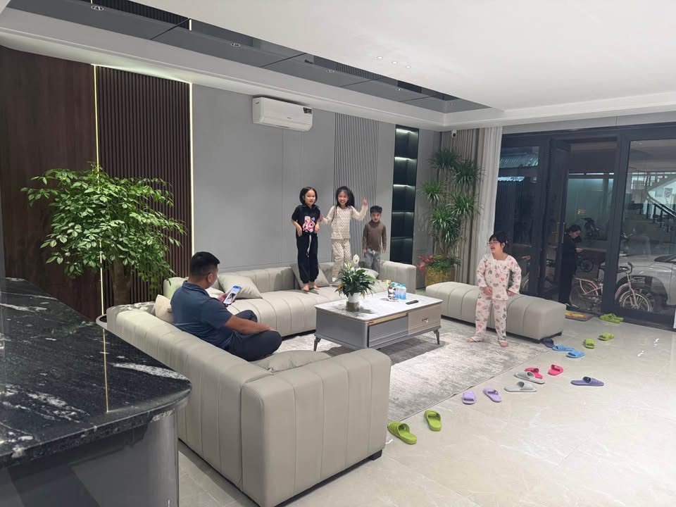 Nhà Phố Mặt Tiền Phan Đình Phùng, Q3 - 200m² Full Nội Thất, 3 Oto Tránh Nhau