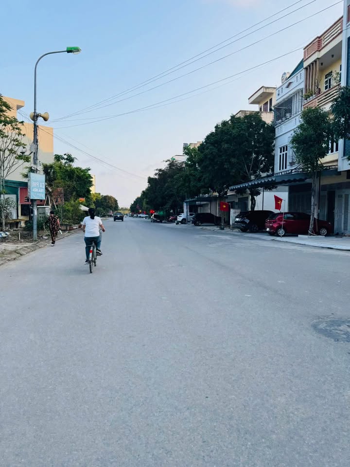 Nhà Mặt Tiền Lê Lựu Tông 70m² - 3 Tầng, Vỉa Hè 20m, Kinh Doanh Đắc Lợi