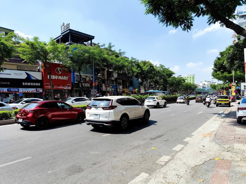 Nhà Mặt Tiền Nguyễn Văn Cừ, Long Biên 60m² - Giá 1x Tỷ