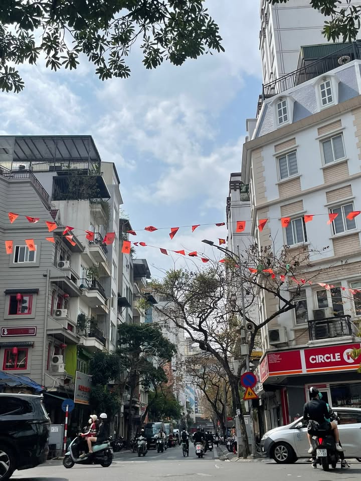 Nhà 5 Tầng Hoàng Hoa Thám, 31m² - 30m Ra Phố, Giá Hơn 6 Tỷ