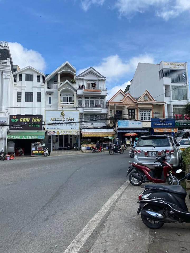 Nhà 5 Tầng Mặt Tiền Vòng Xoay Mai Hắc Đế, Đà Lạt - 119m² Kinh Doanh Đắc Địa