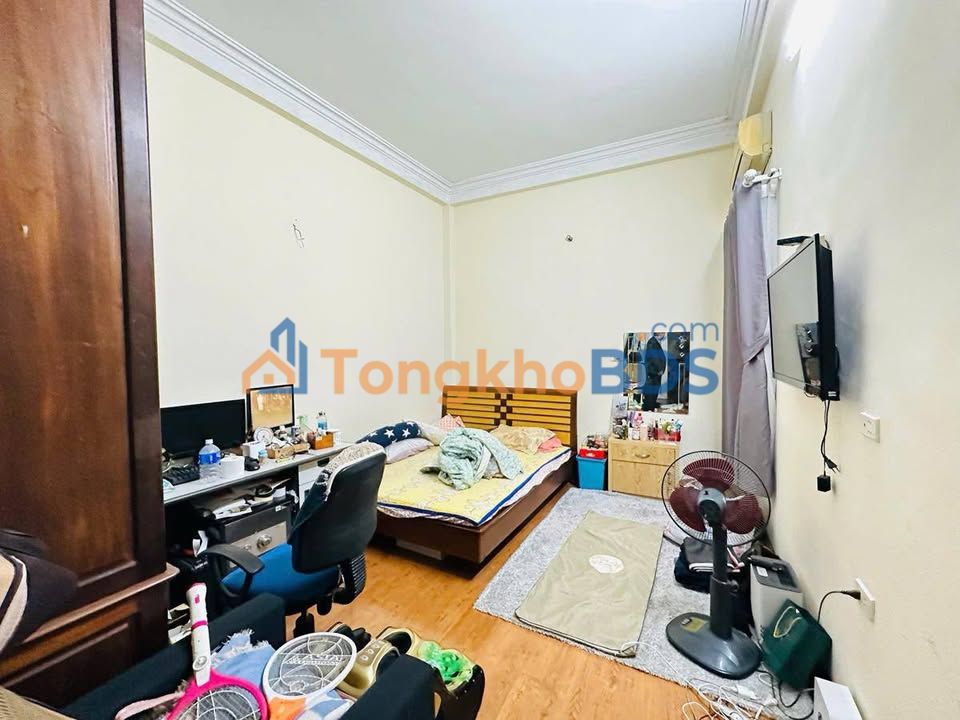 Nhà 5 Tầng Đội Cấn 32m² - 3 Ngủ, Sổ Đỏ Vuông Vắn, Giá 8.8 Tỷ