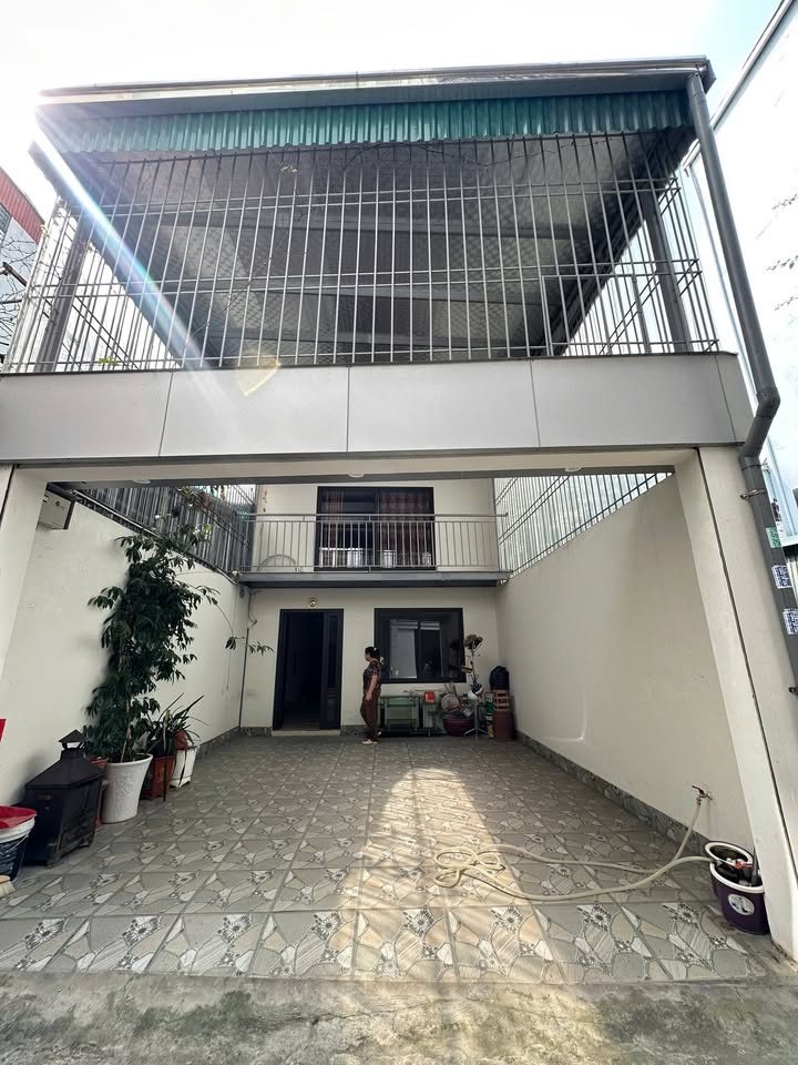 Cho thuê nhà 2 tầng Ngọc Thụy 80m² - Ô tô vào sân, view sông thoáng đãng
