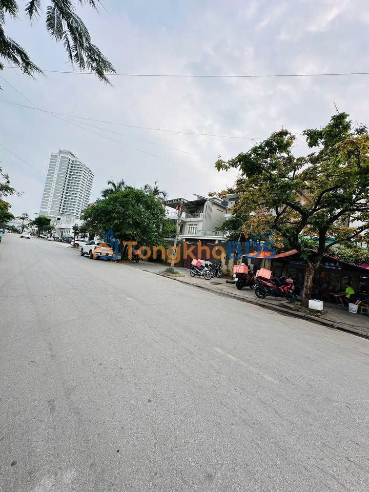 Bán đất mặt đường Bãi Cháy 433m² - Ngay khu VIP Cua Vàng - Hướng Đông Nam