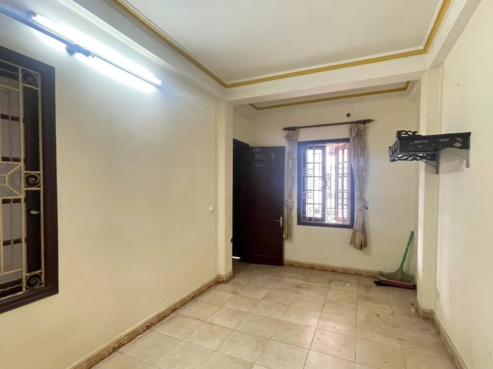 Cho thuê nhà nguyên căn Võ Chí Công, Tây Hồ - 180m² x 4 tầng, ô tô tránh