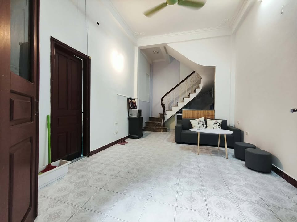 Cho thuê nhà Hoàng Hoa Thám, Ba Đình - 30m² x 4 Tầng, Sân Rộng, 2PN - 11 Triệu