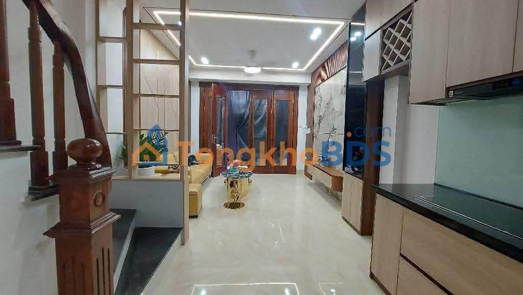 Nhà Phạm Văn Đồng 180m² 5 Tầng, Giá 8 Tỷ - Ngõ Thông, Full Nội Thất