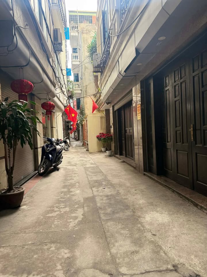 Nhà 5 Tầng Đội Cấn 30m² - Ngõ Thông, Gần Ô Tô, Sẵn Sổ Đỏ