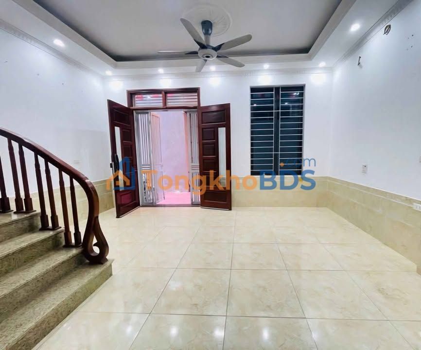 Nhà 5 tầng 40m² Tứ Hiệp, Thanh Trì - Sổ đỏ chính chủ, ô tô gần
