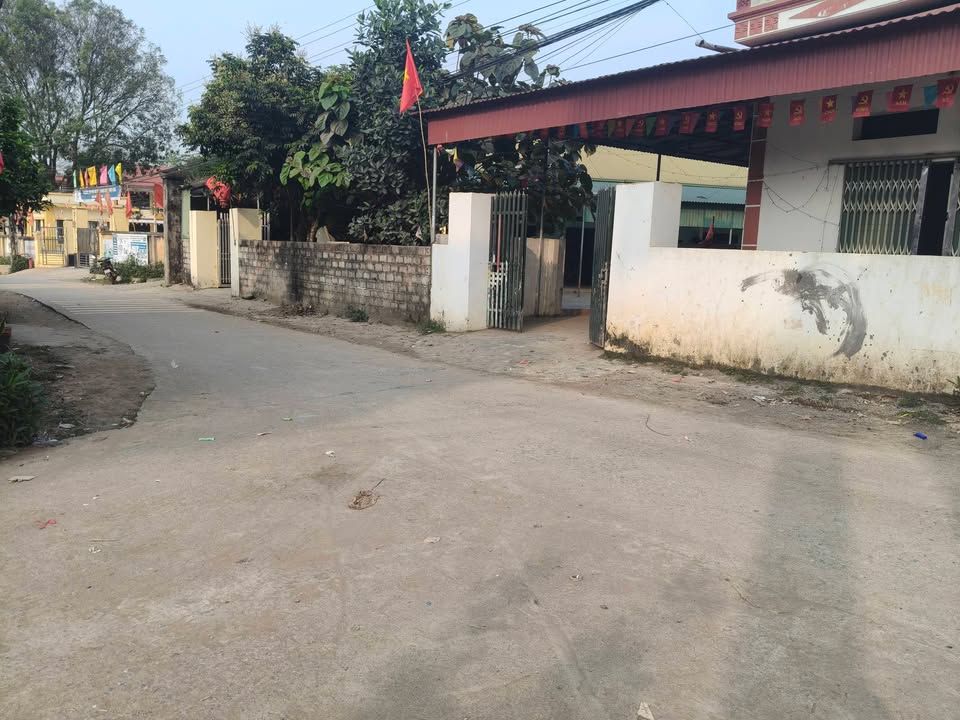 Đất Nền Lương Sơn 100m² Sổ Đỏ - Gần Trường Học, Giá 700 Triệu