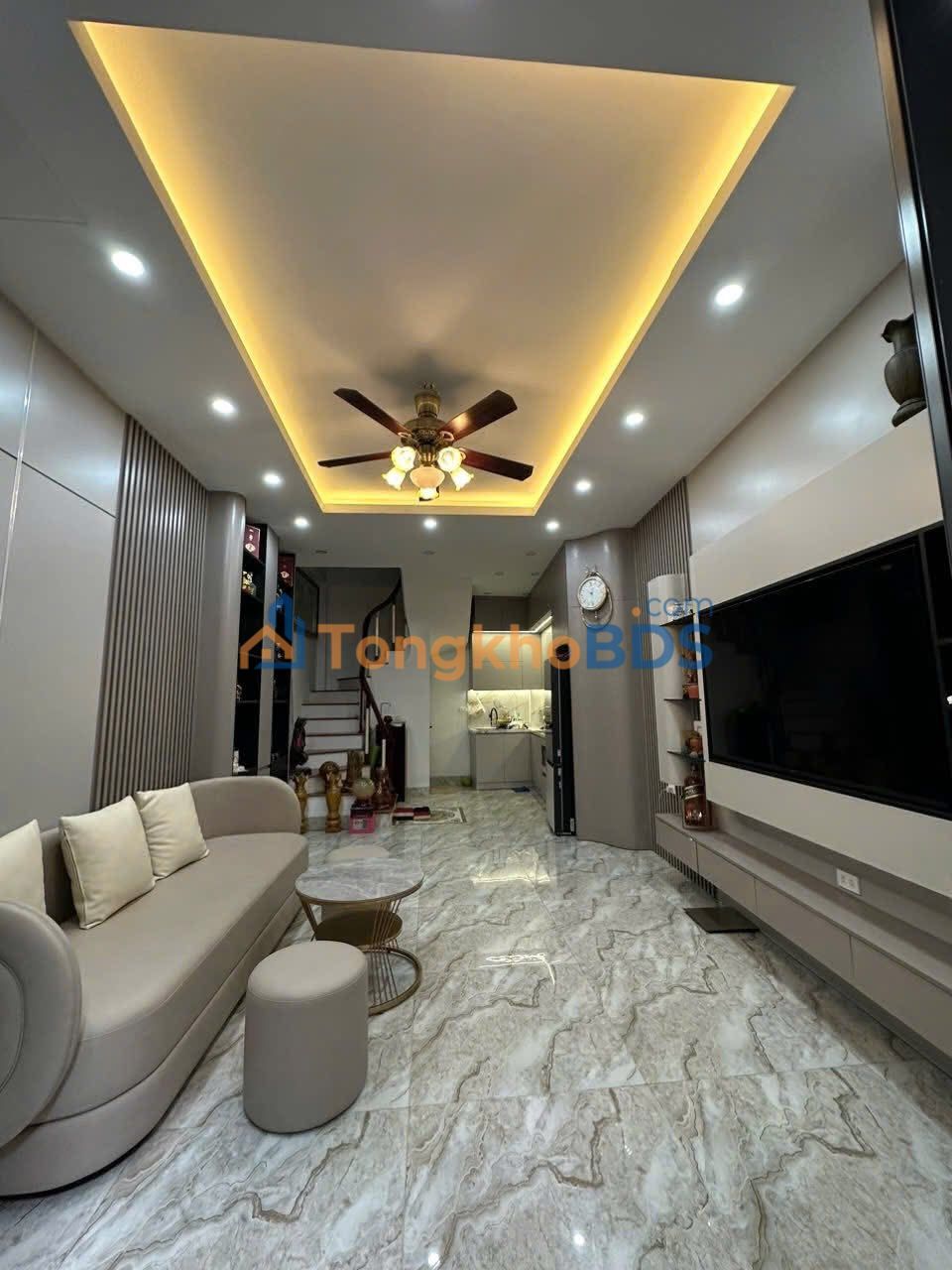 Nhà 5 tầng ven Hồ Tây, 30m² Văn Cao, 7.7 tỷ - Ô tô sát nhà