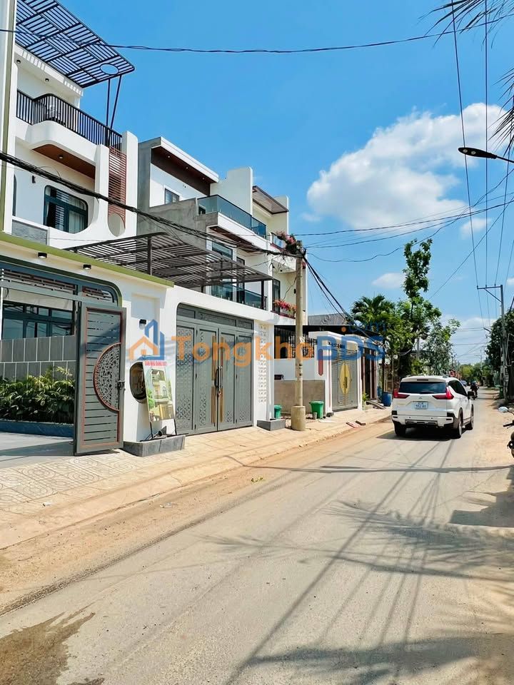 Nhà Mặt Tiền DT743C, Tân Uyên 100m² 3 Lầu, Sổ Hoàn Công - Kinh Doanh Đắc Lộc!