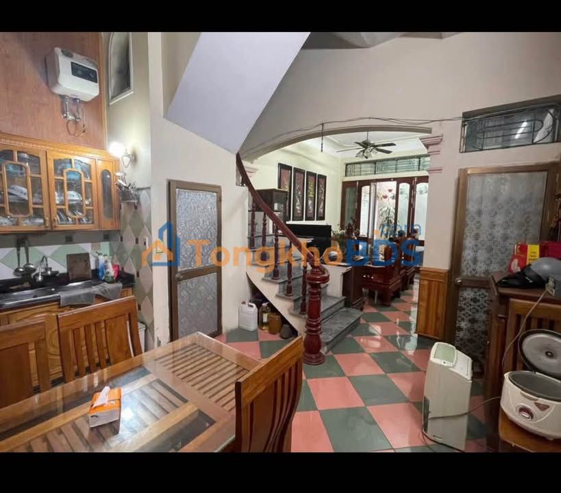 Nhà 3 Tầng Trần Thái Tông, 61m² - Sân Cổng Rộng, Giá 2.35 Tỷ