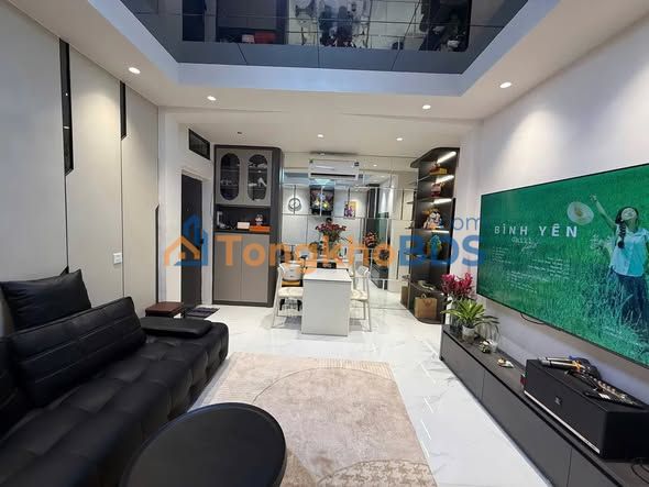 Bán gấp căn hộ 65m² tầng 5 mặt phố Chùa Láng, Đống Đa - Nội thất đủ