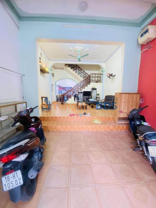 Cho thuê nhà 3 tầng mặt đường Đệ Tứ, Nam Định - 90m², 3PN, 5 triệu/tháng