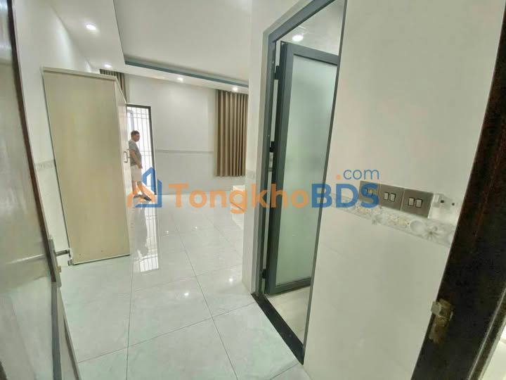 Cho thuê nhà 3 tầng mặt tiền đường 10 Hà Quang 2, Nha Trang - 80m²