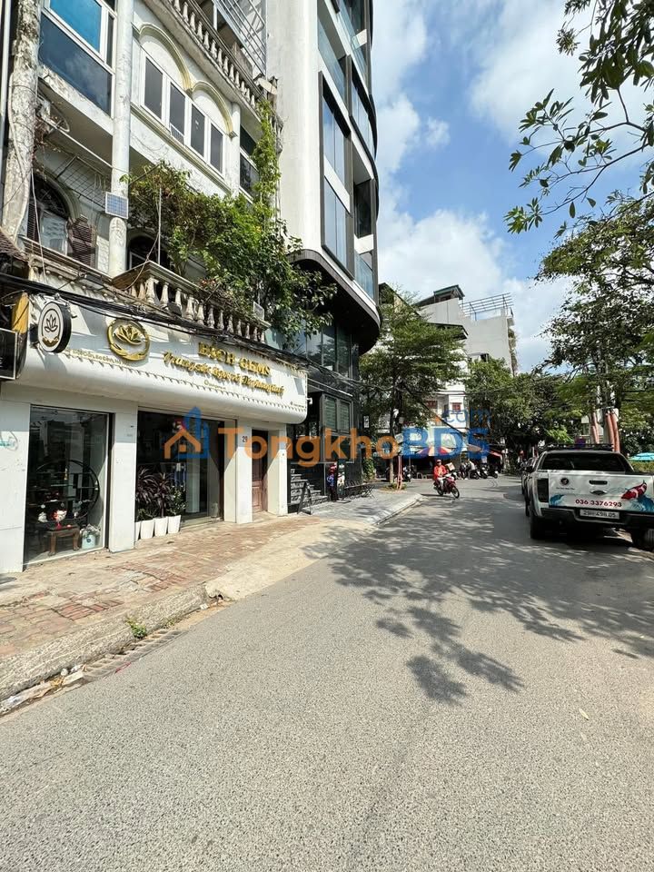 Nhà Mặt Tiền 165m² Đội Cấn, Ba Đình - Kinh Doanh Sầm Uất, View Hồ Hiếm