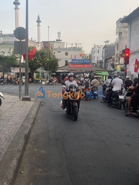 Nhà Phố Kinh Doanh Mặt Tiền Hẻm Chợ Phù Đổng Thiên Vương, Quận 5 - 45m²